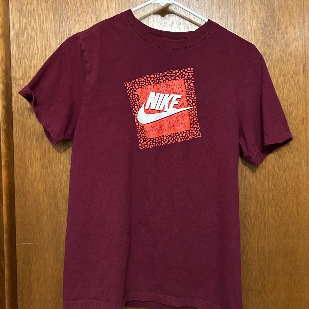 Men’s Nike Burgundy Tee with Bright Red Accents. Size Small.